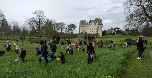 photo  la fameuse chasse aux œufs du château de brissac est organisée depuis plus de 25 ans. 1 500 personnes sont attendues.  &copy;  archives ouest-france 