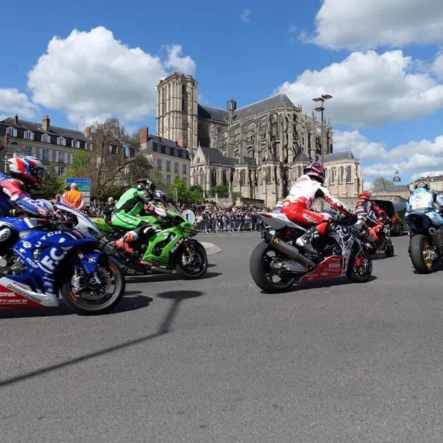 photo la parade des motards des 24 heures motos arrive sur la place des jacobins au mans.  ©  ouest-france