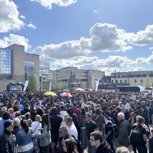 photo place des jacobins au mans, de très nombreux spectateurs ont accueilli le défilé des motards des 24 heures en ce mercredi après-midi.  ©  ouest-france