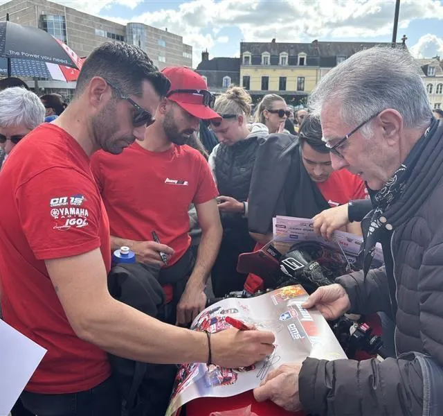 photo la séance des dédicaces des motards a débuté.  ©  ouest-france