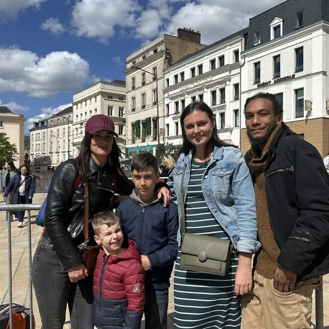 photo blin maeva, collard wendy et jhonas piperol assistent pour la première fois à la parade.  ©  ouest-france