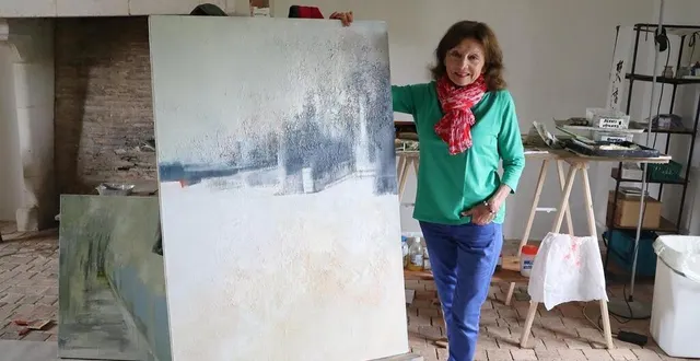 photo  michèle gosnet-frassetto, ici avec le tableau qu’elle exposera au salon des beaux-arts à paris, qui a la particularité d’être conçu pour se regarder dans les deux sens.  &copy;  ouest-france 