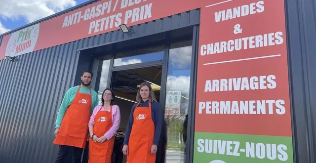 photo  valérie lefranc, manageuse, entourée de lindsay et kevin, vendeurs du nouveau magasin prix’miam, à argentan (orne).  &copy;  ouest-france 