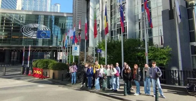 photo  les élèves de jean-racine devant le parlement européen.  &copy;  co 