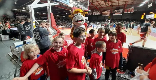 photo  les jeunes basketteurs de la ctc avec la mascotte de cholet basket, après avoir accompagné les joueurs sur le parquet de la meilleraie.  &copy;  co 