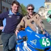 photo emmanuel chéron, directeur technique de la team metiss présente à anne-marie rouget, 1re adjointe au maire et françoise lelong, conseillère départementale, la moto qui prendra le départ, samedi, sous le n° 45.
