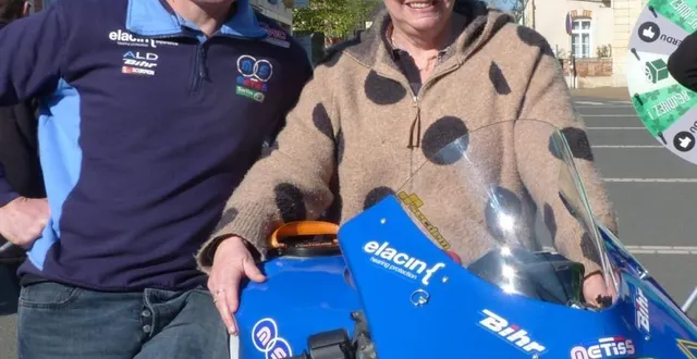 photo  emmanuel chéron, directeur technique de la team metiss présente à anne-marie rouget, 1re adjointe au maire et françoise lelong, conseillère départementale, la moto qui prendra le départ, samedi, sous le n° 45.  &copy;  ouest-france 
