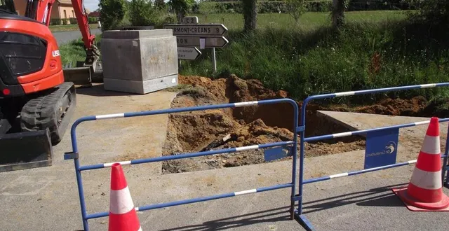 photo  des travaux route de bousse sont en cours, au niveau du carrefour de ligron, afin de remettre en état le réseau d’eau potable du village. des ouvriers y ont installé un débitmètre qui détectera les éventuelles fuites. l’intervention, à la croisée d’une priorité à droite et de travaux sur la voie verte, devrait durer au moins jusqu’à la semaine prochaine.  &copy;  ouest-france 