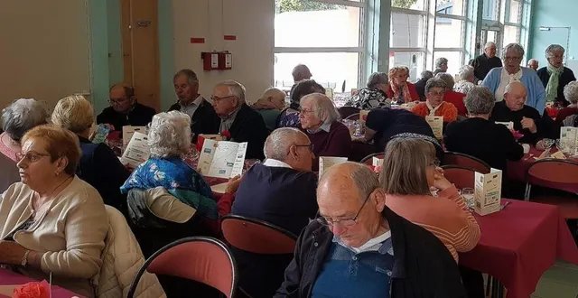 photo  dimanche a eu lieu le banquet offert par le ccas, qui a commencé avec du retard. le maire a présenté ses excuses : « la messe des rameaux s’est terminée plus tard que prévu ». un déficit de 25 personnes a été remarqué. « cette année, nous n’avons pas envoyé d’invitation par la poste, s’explique l’élu. c’était sur inscription volontaire. »  &copy;  ouest-france 