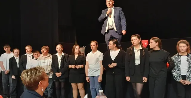 photo  nicolas beaumont président du club de l’amitié et les jeunes bénévoles de la soirée.  &copy;  le maine libre 