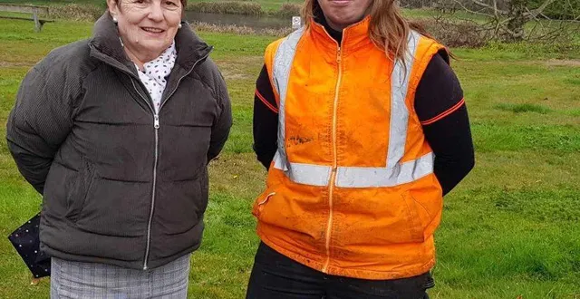 photo  dorianne delforge, récemment nommée agent technique, aux côtés du maire de la commune, annick dutertre.  &copy;  le maine libre 