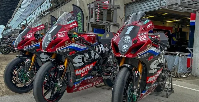photo  les trois suzuki gsx-r 1000 de l’écurie yoshimura sert motul pour les 24 heures motos.  &copy;  arnaud despelchain 