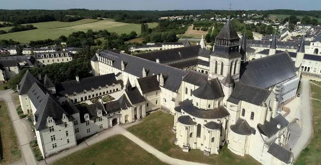 photo  au cœur de fontevraud-l’abbaye, commune sélectionnée pour l’édition 2025 du village préféré des français, se dresse la majestueuse abbaye royale datant du xiie siècle.  &copy;  jerome fouquet/ ouest-france. 