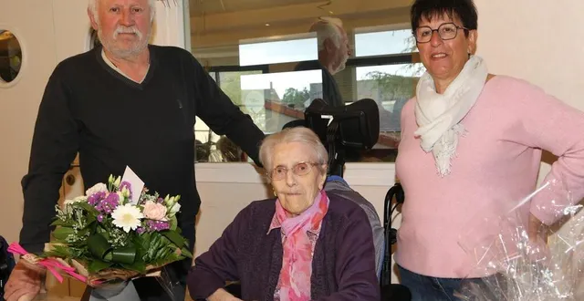 photo  marguerite boré, avec sa belle-fille isabelle et guy, son unique fils.  &copy;  ouest-france 