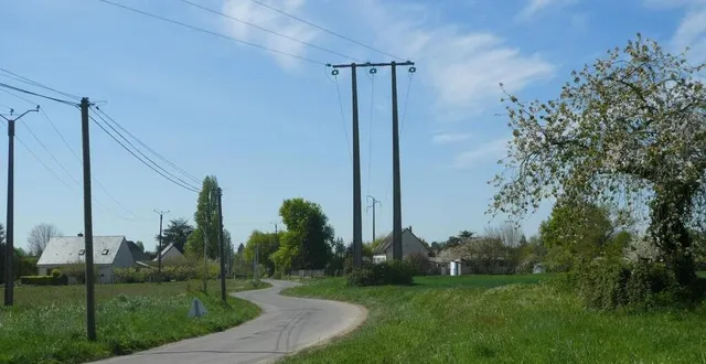 photo  à cause du champ électromagnétique de lignes à haute tensions, la construction de certains lots du projet de lotissements pourrait être compromise.  &copy;  ouest-france 