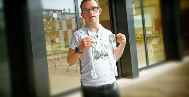 photo  jason david avec quelques unes de ses médailles en argent.  &copy;  archives dominique breugnot 