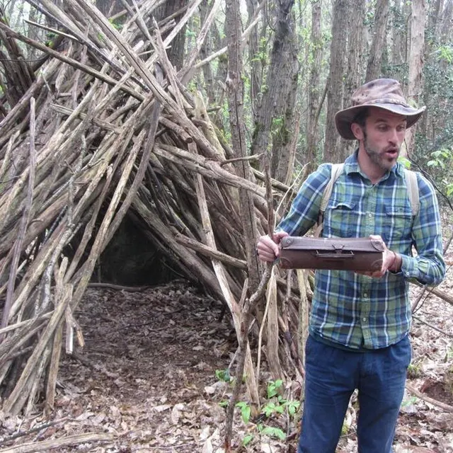 photo c’est la hutte toute en bois de robinson crusoé que les ados du club nature ont construite en entrecroisant les branches sèches. guillaume, homme de la forêt, n’a pas manqué de s’y arrêter et d’évoquer la vie sauvage.  ©  ouest-france
