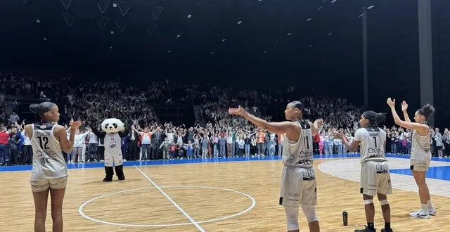 photo  les basketteuses d’alençon ont célébré leur victoire face à voiron, à anova, mercredi 16 avril 2025.  &copy;  ouest-france 