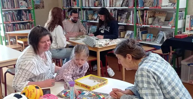 photo  place au jeu… en arrière-plan benoît poisson explique une nouvelle règle de jeu.  &copy;  ouest-france 