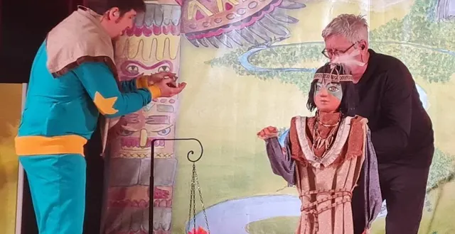 photo  sur scène, théodore cailleau, alias charlie, est entouré de musiciens, d’acteurs et de marionnettistes.  &copy;  document remis 