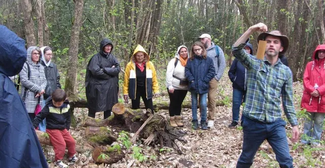 photo  philippe poirier de l’échappée anjouée a fait revivre le monde de la forêt et des oiseaux qui l’habitent, imitant le ululement de la chouette effraie de la manière la plus parfaite.  &copy;  co 