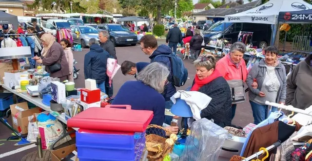 photo  de nombreux visiteurs au vide-greniers d’oizé.  &copy;  le maine libre 