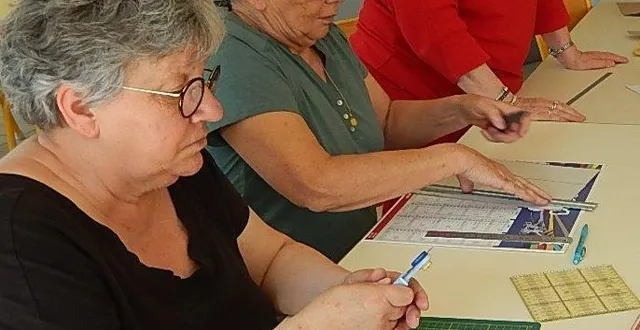 photo  initiation au scrapbooking.  &copy;  le maine libre 