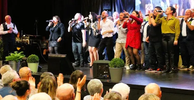 photo  les chanteurs et bénévoles réunis sur scène pour un final chaleureux, sous les applaudissements d’un public conquis.  &copy;  le maine libre 