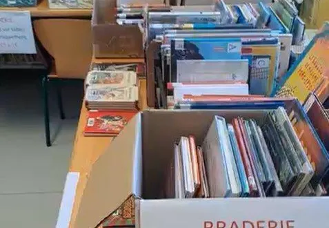 photo  braderie de la bibliothèque.  &copy;  bibliothèque de téloché 