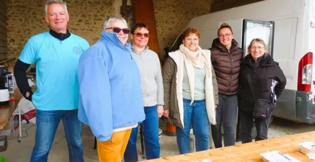 photo  le président de saint-maix’en fête, eric peureux, à gauche avec son équipe de bénévoles au stand de restauration.  &copy;  ouest-france. 