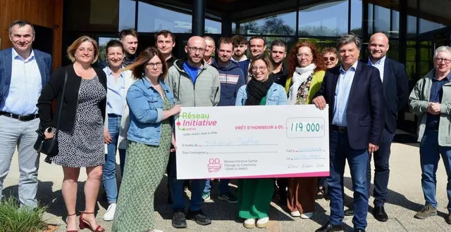 photo  élus, entrepreneurs et représentants du réseau initiative sarthe, ainsi que des deux agences locales, le crédit agricole et la caisse d'épargne, lors de la remise symbolique du chèque de 119 000 €.  &copy;  ouest-france 