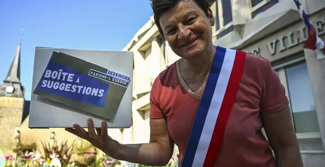 photo  etre à l’écoute des administrés est une des clefs d’un mandat bien vécu. ici : nathalie morgant et sa boîte à suggestions.  &copy;  photo le maine libre – denis lambert 