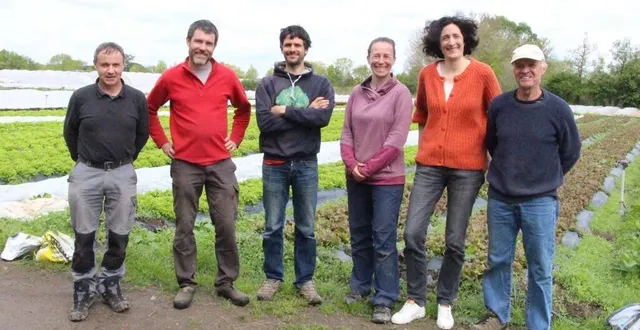 photo  les producteurs bio de sainte-gemmes-sur-loire qui ouvriront leurs portes le 27 avril prochain, de gauche à droite : vincent vigan, anthony robin, paul henri prodhomme, juliette kolopp, florence de barmon du jardin de l’avenir, et patrice lamballe.  &copy;  ouest-france 