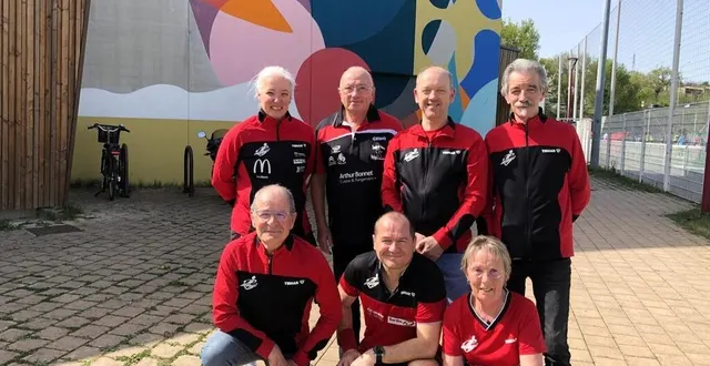 photo  la délégation sarthoise : (accroupis) verchère, guibert, desailly. (debout) clavier, nyberg, duval. guittet. manque lemercier.  &copy;  le maine libre 