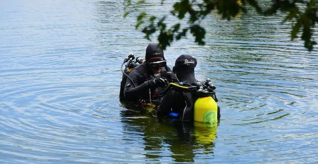 photo  pour réussir son baptême de plongée, il faut bien préparer son matériel. jean-pierre bouakaze vérifie l’équipement de son binôme.  &copy;  marie courvasier 