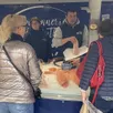 photo depuis ce 18 avril 2025, la poissonnerie de pontlieue est tous les vendredis matin sur le marché de sablé-sur-sarthe.
