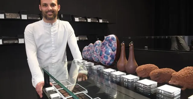 photo  angers, rue saint-aubin, le 15 avril 2025. à seulement 36 ans, le chocolatier damien vétault est désormais à la tête de deux boutiques.  &copy;  co – michel durigneux 