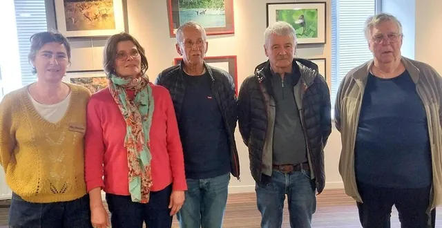 photo  une partie de l’exposition, de gauche à droite, sophie bouquerel responsable animation à la médiathèque, joëlle guillouard directrice, jean perelle président de l’association parade, alain perelle trésorier et loïc roger vice-président.  &copy;  ouest-france 