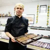 photo  olivier viel, du petit chocolatier à alençon (orne) avec son chocolat de dubaï. 