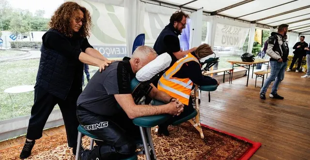 photo  sur l’aire de la dentelle d’alençon (orne), magalie gasnier offre un massage à guylain hutrelle, motard parti trois heures plus tôt de berck-sur-mer (pas-de-calais).  &copy;  ouest-france 