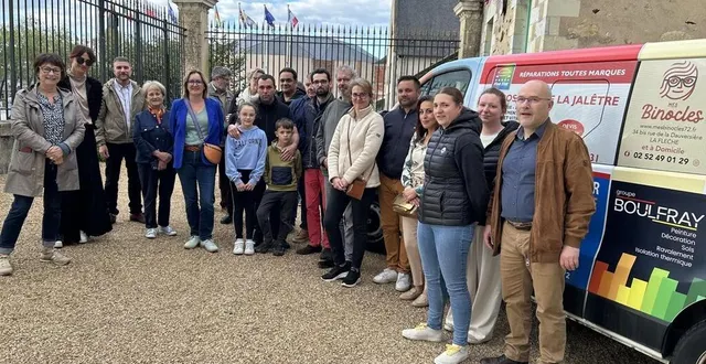 photo  élus et chefs des entreprises sponsors ont inauguré le minibus de la collectivité.  &copy;  ouest-france 