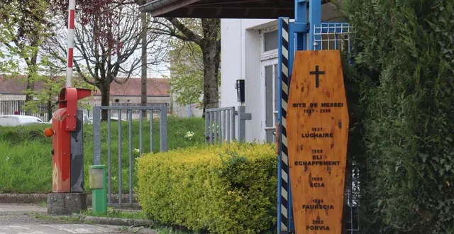photo  à l’entrée de l’usine, un cercueil installé par la section cfdt du site forvia (ex-faurecia) de messei (orne).  &copy;  ouest-france 