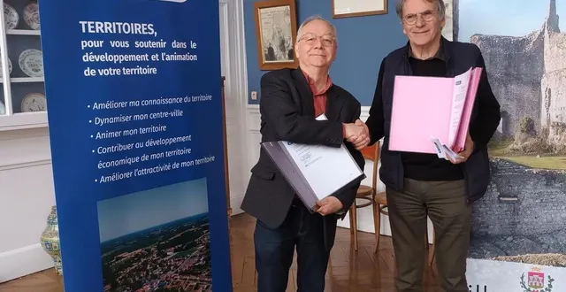 photo  guy-loup delesalle président de la délégation orne, et le maire, bernard soul.  &copy;  cci normandie 