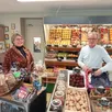 photo  dans leur nouvelle épicerie bien achalandée, carole et olivier hemart accueillent et conseillent chaleureusement les clients 