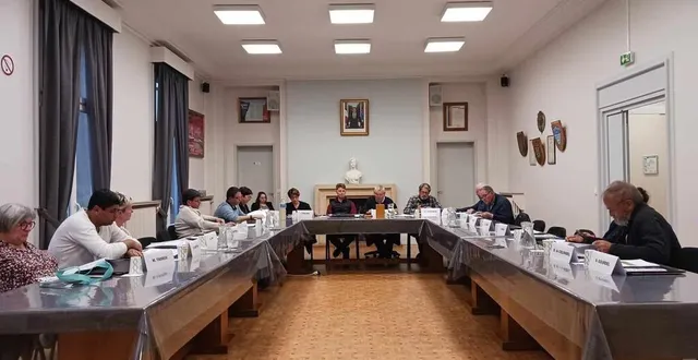 photo  des rangs clairsemés autour de la table du conseil municipal où treize élus sur vingt-trois ont siégé mardi soir.  &copy;  ouest-france 