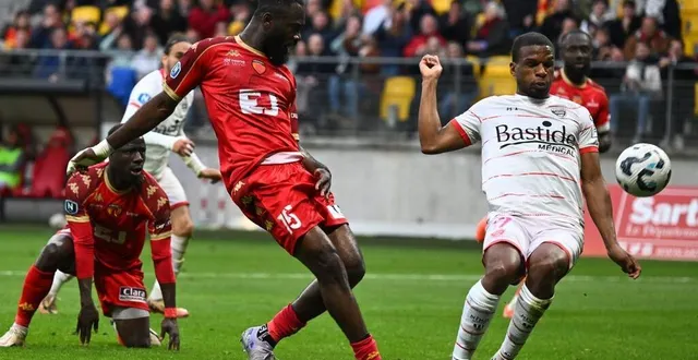 photo  arnold vula a inscrit un triplé dans la victoire mancelle contre nîmes.  &copy;  photo : le maine libre - denis lambert  