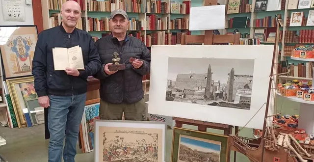 photo  christophe roussel et antoine gazai devant quelques pièces de l’exposition- vente sur napoléon.  &copy;  ouest-france 