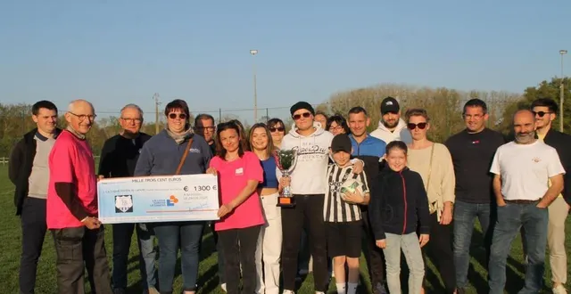 photo  en présence d’une partie des participants, aude marais remet le chèque à jean-claude lahaye.  &copy;  le maine libre 