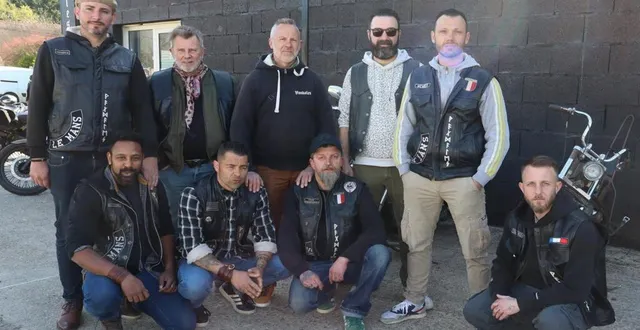 photo  ces amis, passionnés de moto, portent tous le même blouson cuir avec l’emblème des vandales.  &copy;  le maine libre 