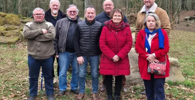 photo  le comité directeur de l’ascop moto sur le terrain du trial  &copy;  le maine libre 